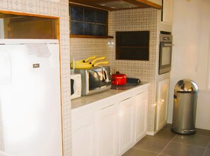 Fridge, microwave, oven, stovetop - Apartment 'Les Racines De La Vie Rurale' with Wi-Fi and Air Conditioning (LEDRINGHEM)
