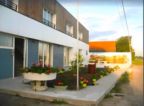 Exterior - Apartment 'Les Racines De La Vie Rurale' with Wi-Fi and Air Conditioning (LEDRINGHEM)