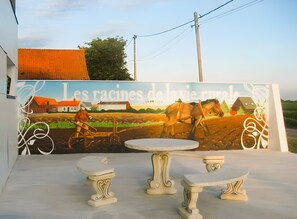 Outdoor dining - Apartment 'Les Racines De La Vie Rurale' with Wi-Fi and Air Conditioning (LEDRINGHEM)