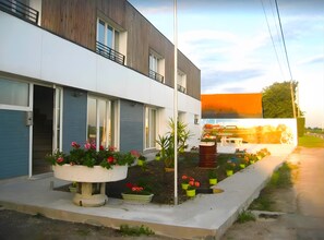 Exterior - Apartment 'Les Racines De La Vie Rurale' with Wi-Fi and Air Conditioning (LEDRINGHEM)