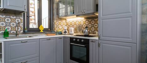 Fridge, stovetop, coffee/tea maker, electric kettle