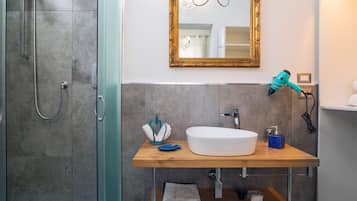 Dusche, Haartrockner, Handtücher