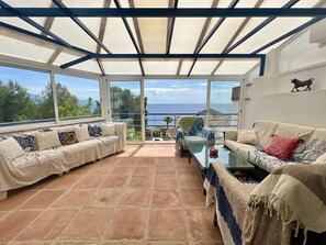 TV, fireplace - House 'El Faro' with sea views, Wi-Fi and air conditioning (La Herradura)