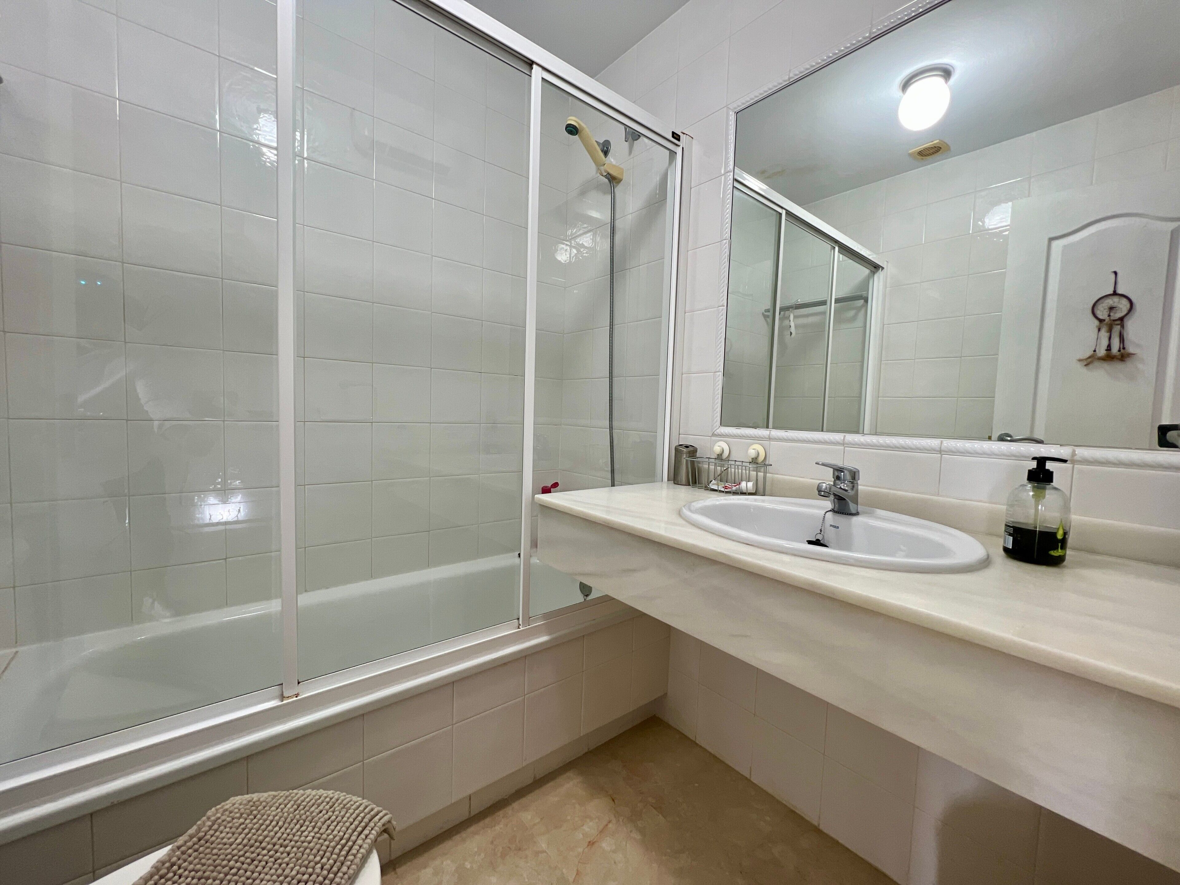 Bathtub, towels