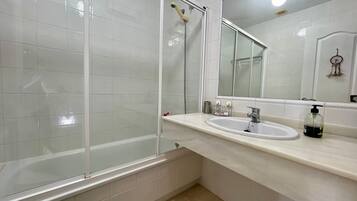 Bathtub, towels