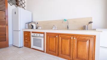 Een koelkast, een magnetron, een oven, een kookplaat