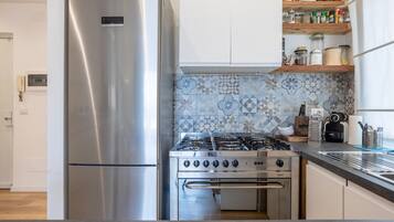 KĂŒhlschrank, Ofen, Herdplatte, Wasserkocher mit Kaffee-/Teezubehör