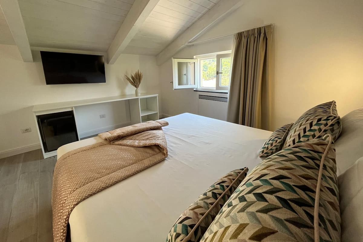 Deluxe vierpersoonskamer | 1 slaapkamer, lakens van Egyptisch katoen, luxe beddengoed, een minibar