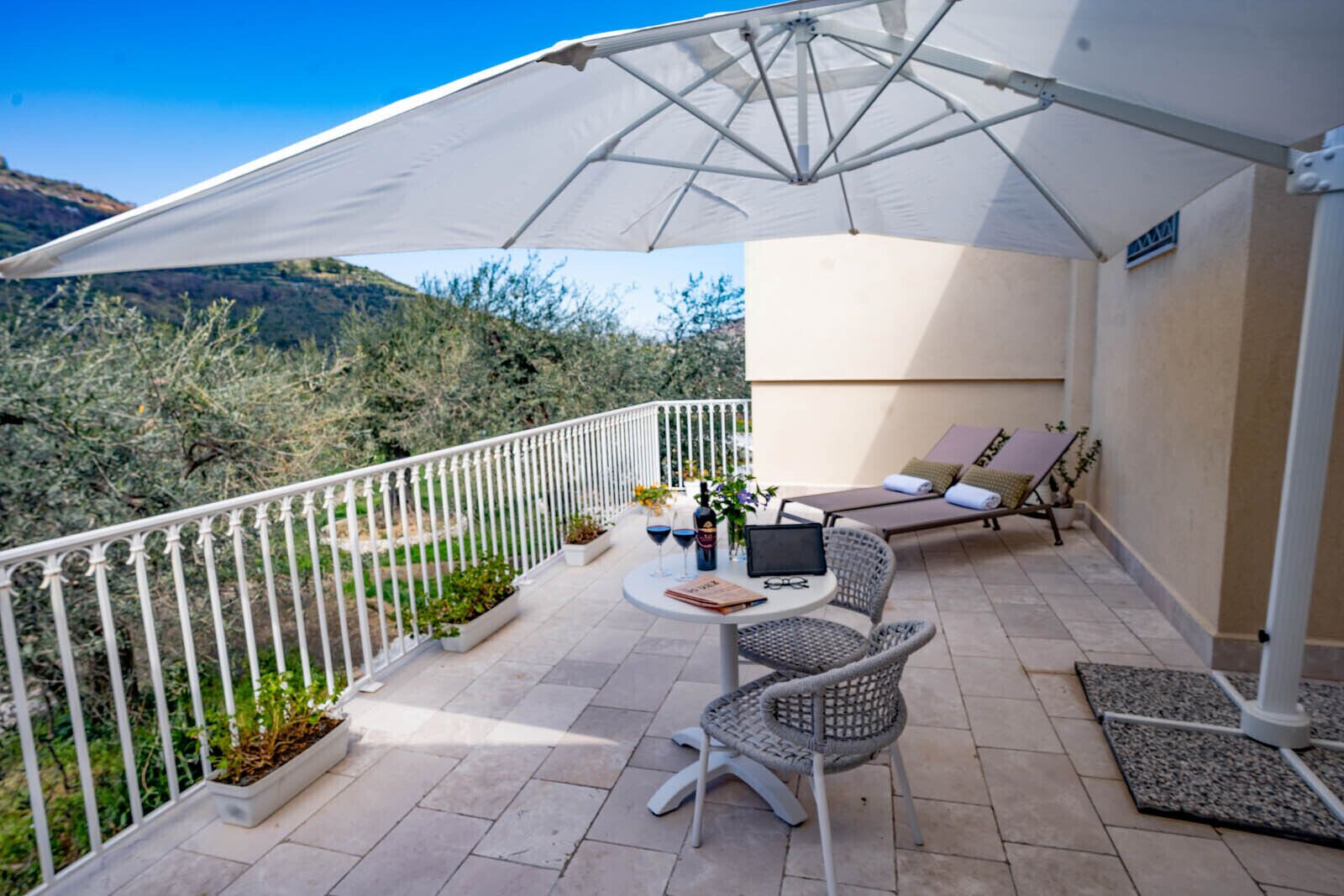 Suite, Terrasse | Bettwäsche aus ägyptischer Baumwolle, hochwertige Bettwaren, Minibar