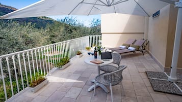 Suite, Terrasse | Bettwäsche aus ägyptischer Baumwolle, hochwertige Bettwaren, Minibar