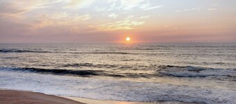 Apartment 'Retro Beach House Moledo' with Mountain View, Wi-Fi and Air Conditioning