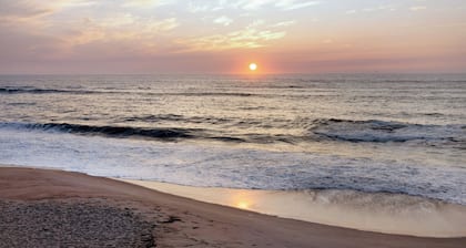 Apartment 'Retro Beach House Moledo' with Mountain View, Wi-Fi and Air Conditioning