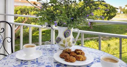 Appartement 'Retro Beach House Moledo' avec vue montagne, Wi-Fi et climatisation