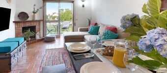 Apartment 'Retro Beach House Moledo' with Mountain View, Wi-Fi and Air Conditioning