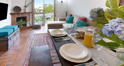 Apartment 'Retro Beach House Moledo' with Mountain View, Wi-Fi and Air Conditioning