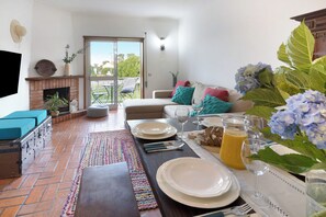 Una televisión, una chimenea