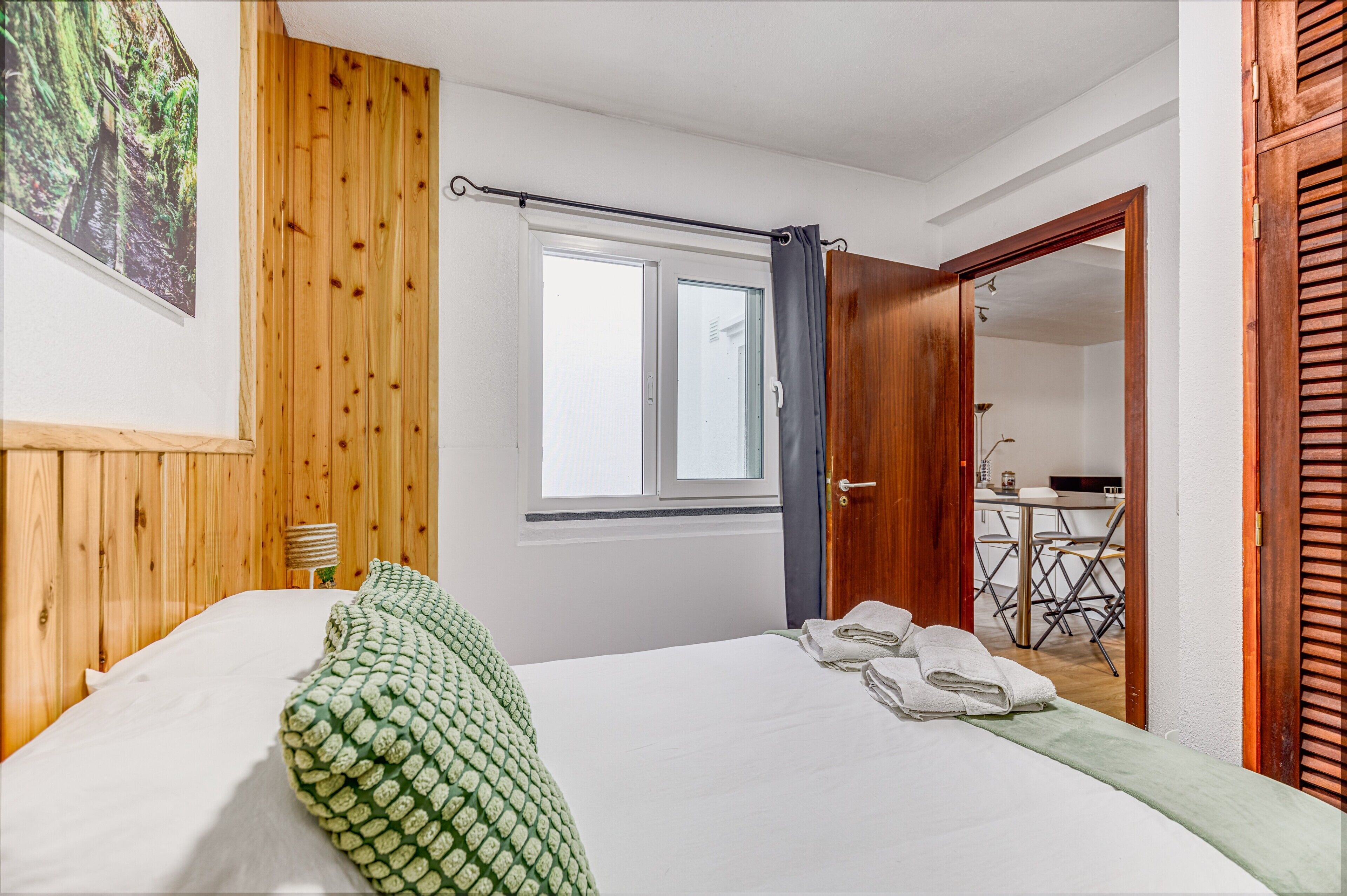 2 slaapkamers, een strijkplank/strijkijzer, gratis wifi, beddengoed