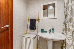 Bathtub, hair dryer, towels - Apartment 'Casa Da Travessa Piso Térreo' with Private Patio, Wi-Fi & AC (Horta)