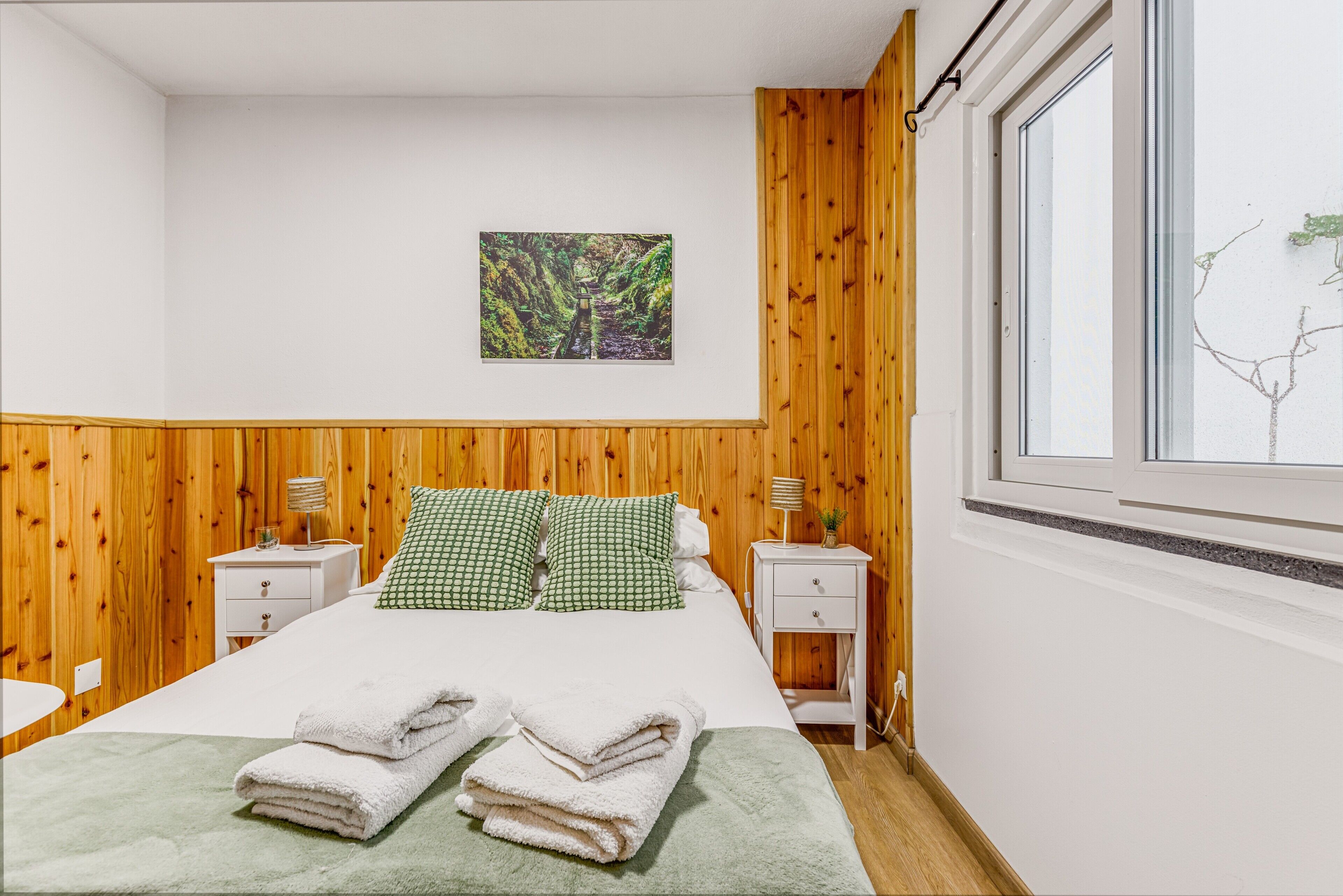 2 slaapkamers, een strijkplank/strijkijzer, gratis wifi, beddengoed