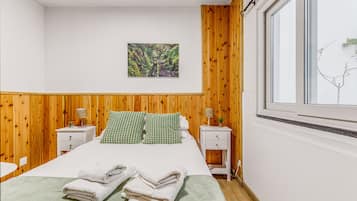 2 slaapkamers, een strijkplank/strijkijzer, gratis wifi, beddengoed