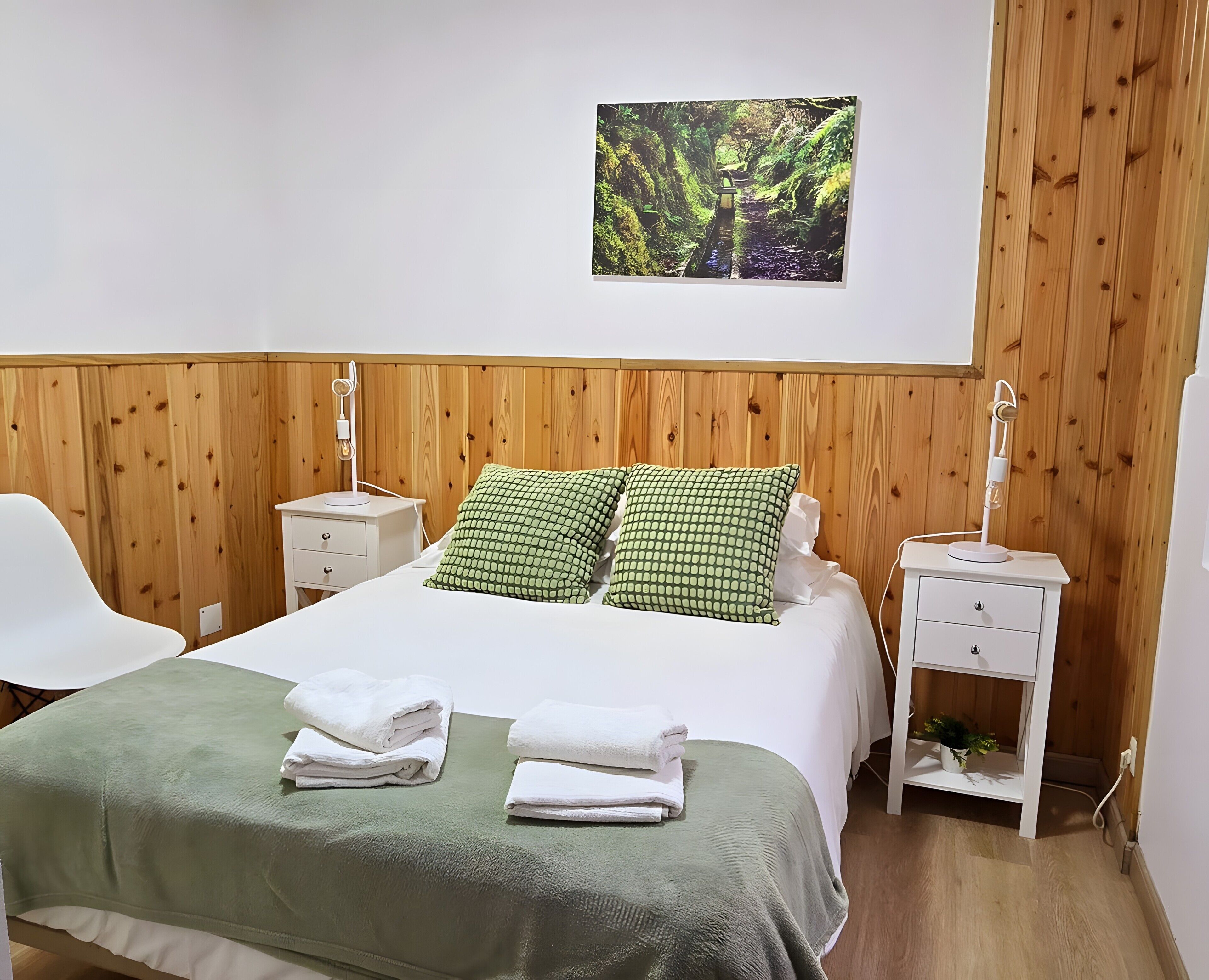 2 slaapkamers, een strijkplank/strijkijzer, gratis wifi, beddengoed