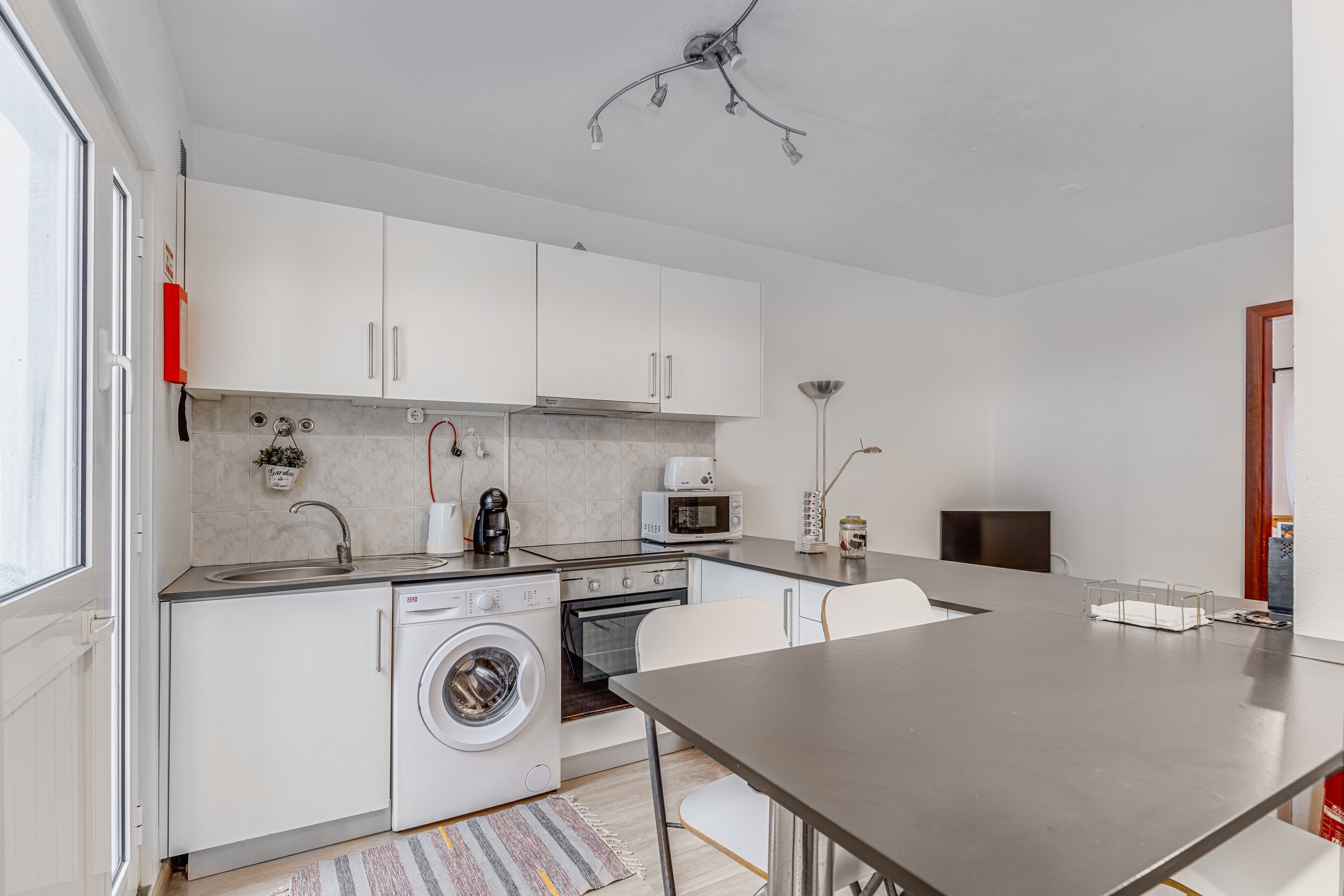 Een koelkast, een magnetron, een oven, een kookplaat