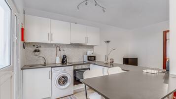 Een koelkast, een magnetron, een oven, een kookplaat