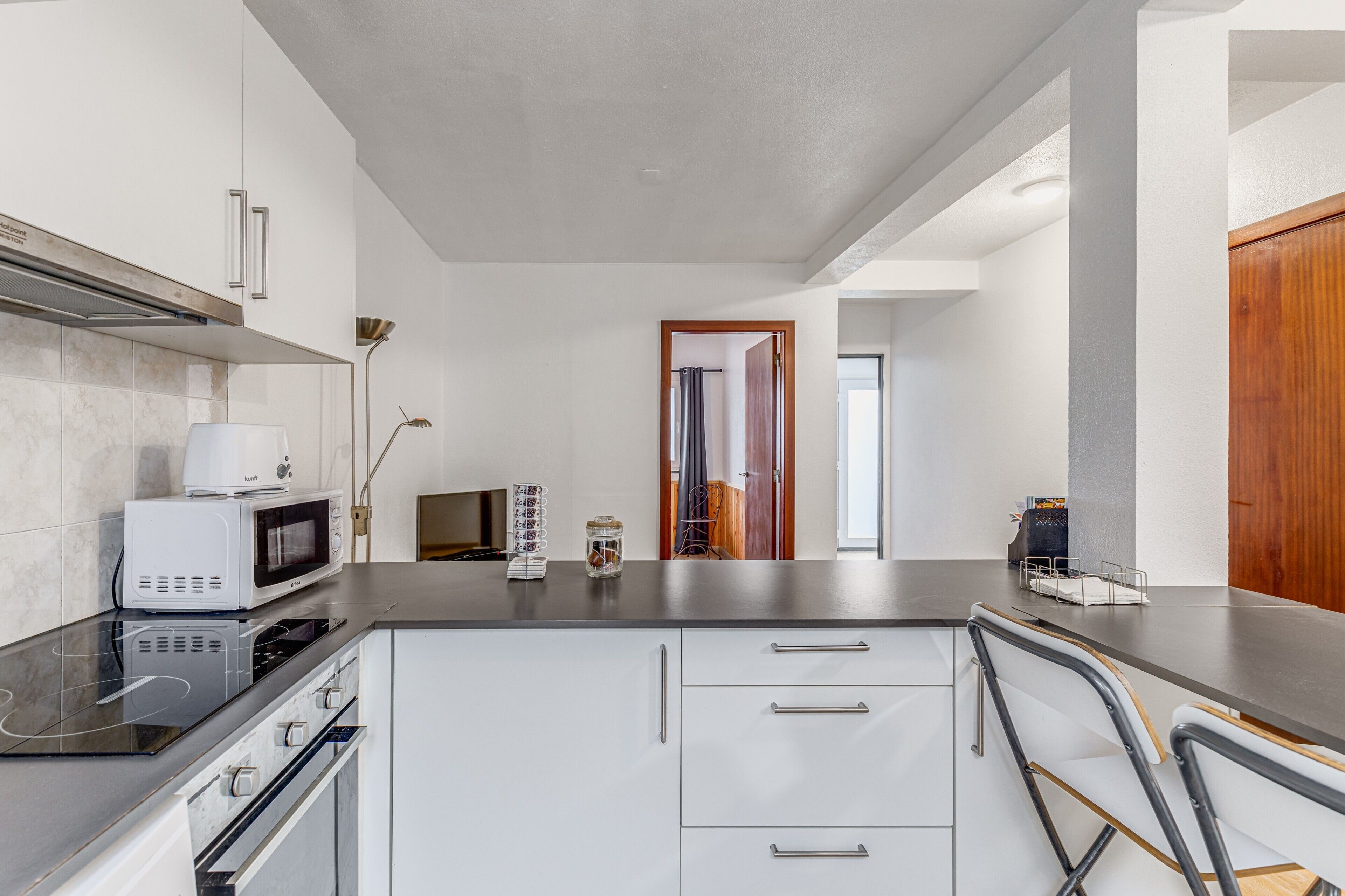 Een koelkast, een magnetron, een oven, een kookplaat