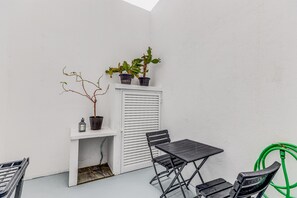 Outdoor dining - Apartment 'Casa Da Travessa Piso Térreo' with Private Patio, Wi-Fi & AC (Horta)