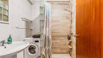 Suihku, hiustenkuivaaja, pyyhkeet