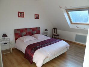 4 bedrooms, iron/ironing board, free WiFi, bed sheets