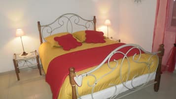4 bedrooms, iron/ironing board, free WiFi, bed sheets