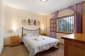 1 slaapkamer, een strijkplank/strijkijzer, gratis wifi, beddengoed