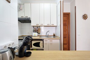 Een koelkast, een microgolfoven, een oven, een kookplaat