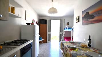 Refrigerador, parrilla de estufa y utensilios de cocina