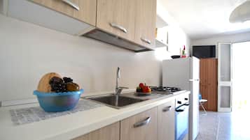 Frigorifero, piano cottura, pentole/stoviglie/utensili