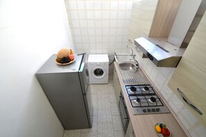 Refrigerador, parrilla de estufa y utensilios de cocina