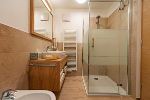 Douche, sèche-cheveux, serviettes fournies