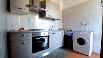 Frigorifero, piano cottura, pentole/stoviglie/utensili