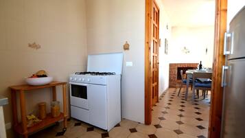 Frigorifero, piano cottura, pentole/stoviglie/utensili