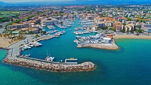 An aerial view of a marina with numerous boats docked, surrounded by residential buildings and a clear sky. - Port-fréjus, LE Consul, Appartement 2 Pièces Climatisé, Terrasse & Parking (Fréjus)