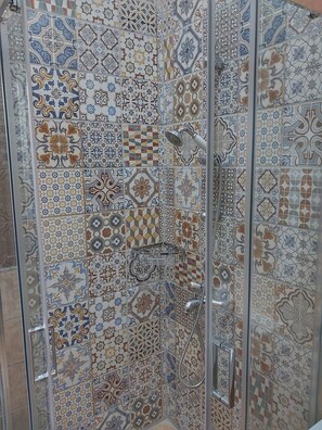 Regadera, secadora de cabello, bidet, toallas 