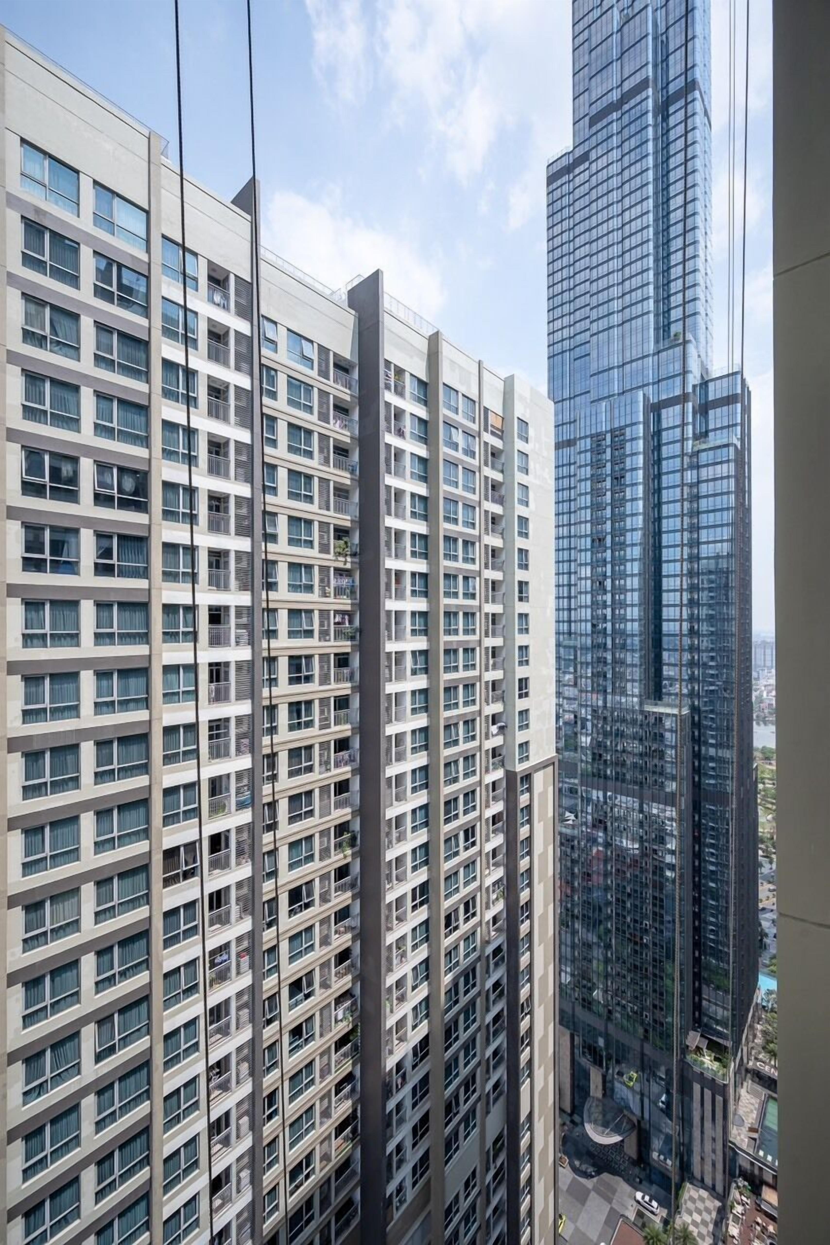 Un edificio alto con varios pisos, amplias ventanas y un diseño arquitectónico moderno.