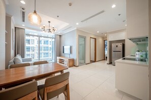 Deluxe-lejlighed - 2 soveværelser | Privat køkken | Køleskab, mikrobølgeovn, kogeplade, riskoger