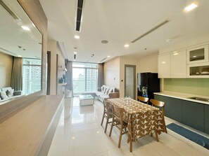 1 habitación, muebles diferentes y escritorio 