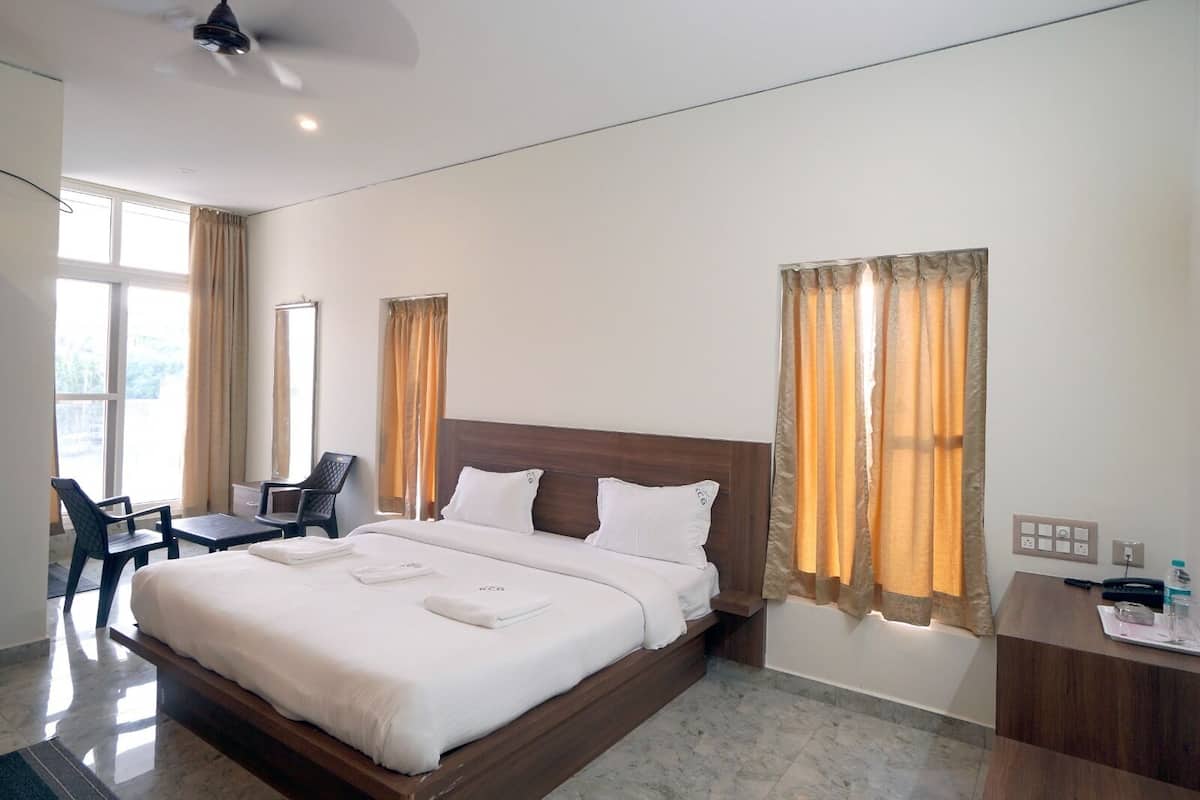 Habitación doble estándar, vista a la ciudad | Ropa de cama y acceso para silla de ruedas