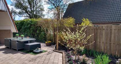 GemĂŒtliche Ferienunterkunft mit Viel PrivatsphĂ€re in Einem Kleinen Park in Burgerbrug