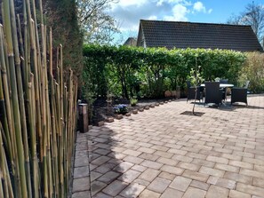 Outdoor dining - Gemütliche Ferienunterkunft mit Viel Privatsphäre in Einem Kleinen Park in Burgerbrug (Burgerbrug)