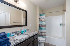 Sèche-cheveux, serviettes fournies, savon, shampoing