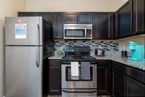 Køleskab, mikrobølgeovn, ovn, kogeplade